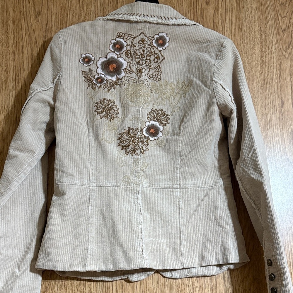 Aziz Chic Embroidered Women's Blazer - Picture 9 of 16